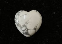 ハウライト（ホワイトマグネサイト）　ハート型　小　2.5×2.5ｃｍ
