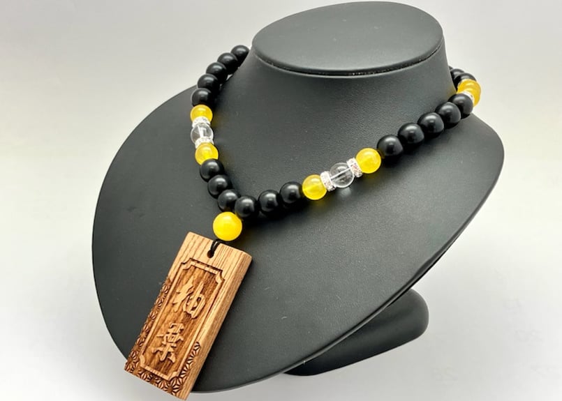 ☆木札付き☆【黒檀×黄珠】数珠ネックレス☆けやき札☆斜め麻の葉柄
