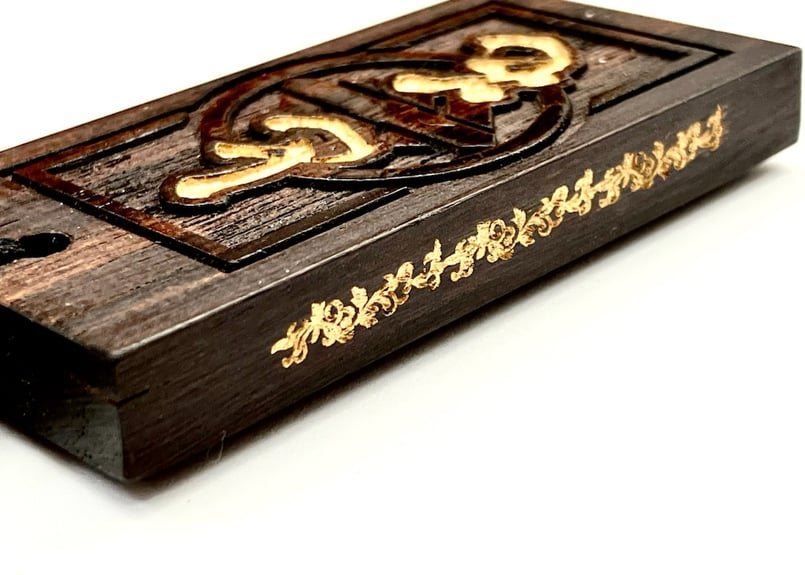 ☆片面＋両サイド側面彫刻【背負い代紋】☆縞黒檀札☆家紋入り☆片面名