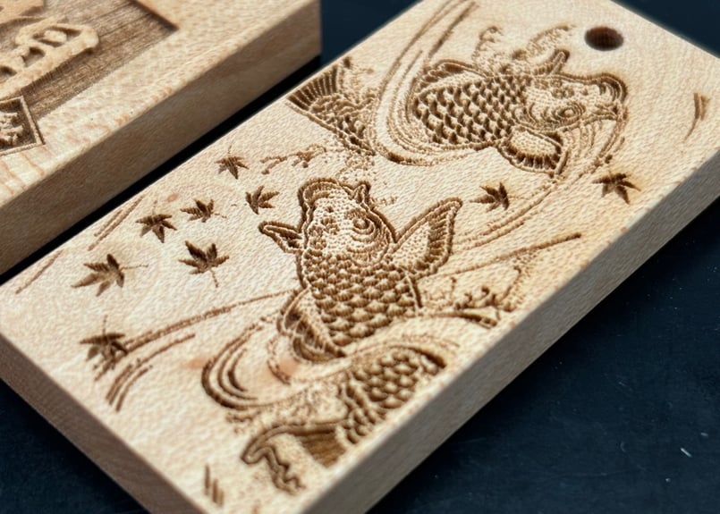 ◎両面彫り【斜め紗彩柄に登り双鯉】☆良母札片面名入れ縁起札