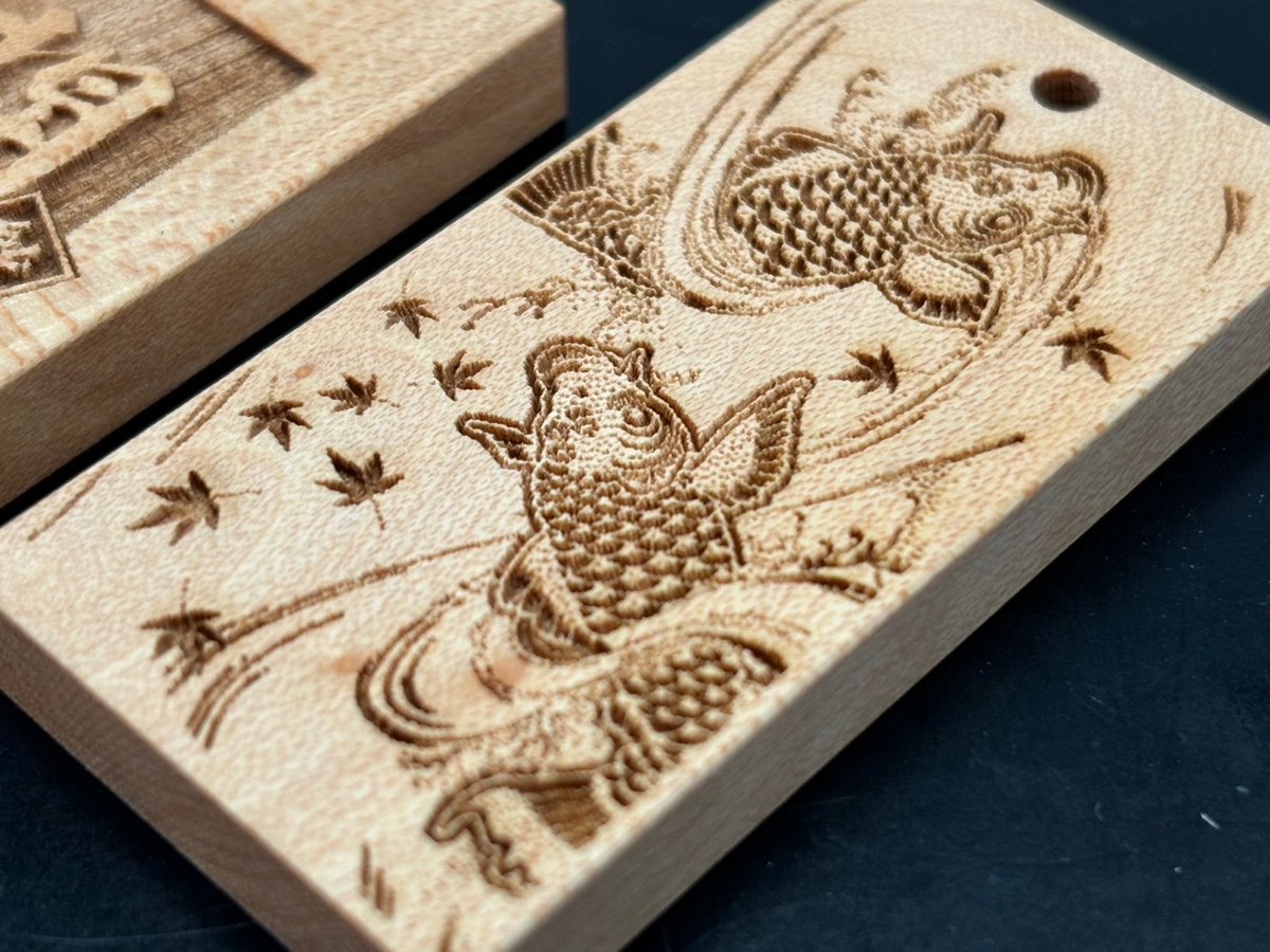 ◎両面彫り【斜め紗彩柄に登り双鯉】☆良母札片面名入れ縁起札