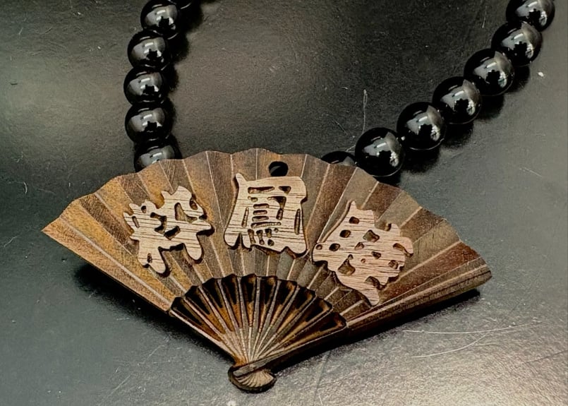 香木彫刻ストラップ、実木彫刻壁装飾壁に扇形ハスコイを掛ける1 扇子札☆黒檀☆立体彫刻 | 数珠屋粋鳳