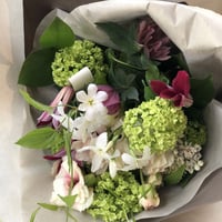 【配送】季節の花束　Sサイズ