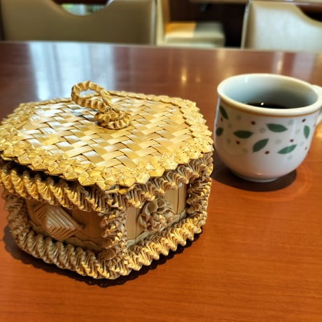 ベラルーシ産のハンドメイド網かごボックス