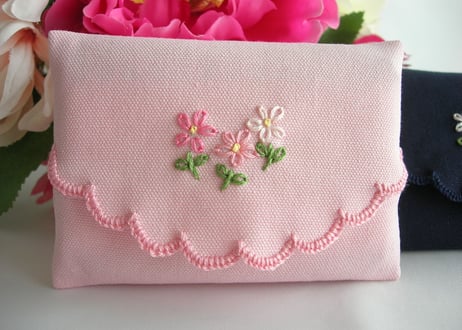 プリンセスティッシュケース　手刺繍ミニポケットティッシュケース　お受験用にも　ピンクと濃紺とブルー　通園通学