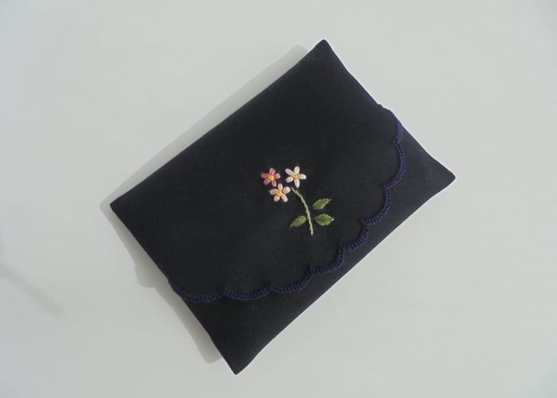専用　刺繍　ポケットテッシュケース　ハンドメイド♪ カラーの花の刺繍ポケットティッシュケース | iichi 日々の