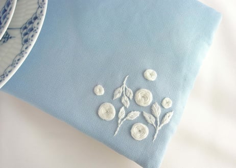 手刺繍　ティーコゼー　ローズガーデン本格的なアフタヌーンティーにお使いいただけます　ふわふわもこもこ　マシュマロティーコゼー