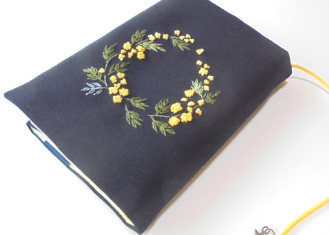 手刺繍  ミモザの花咲く文庫本用ブックカバー