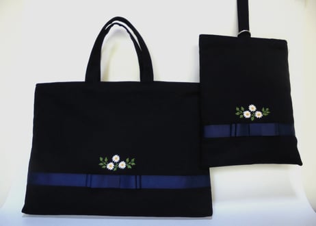 手刺繍 マーガレット 濃紺上履き入れ　受験対応