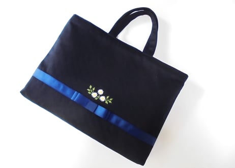 手刺繍 マーガレット 濃紺レッスンバッグ　受験対応