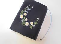 手刺繍　マーガレットの文庫本用ブックカバー　聖書・讃美歌・こどもさんびかにも