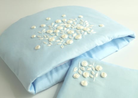 手刺繍　ティーコゼー　ローズガーデン本格的なアフタヌーンティーにお使いいただけます　ふわふわもこもこ　マシュマロティーコゼー