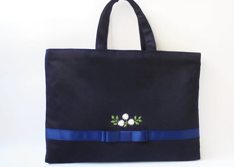 手刺繍 マーガレット 濃紺レッスンバッグ　受験対応