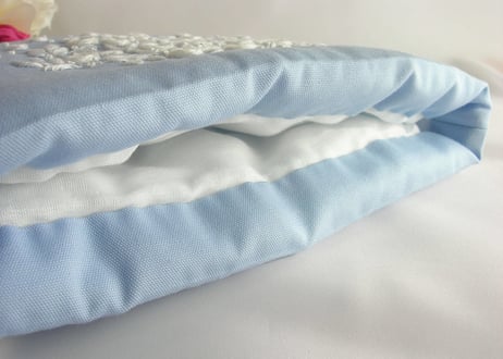 手刺繍　ティーコゼー　ローズガーデン本格的なアフタヌーンティーにお使いいただけます　ふわふわもこもこ　マシュマロティーコゼー