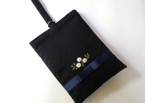 手刺繍 マーガレット 濃紺上履き入れ　受験対応