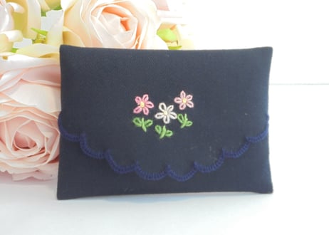 プリンセスティッシュケース　手刺繍ミニポケットティッシュケース　お受験用にも　ピンクと濃紺とブルー　通園通学