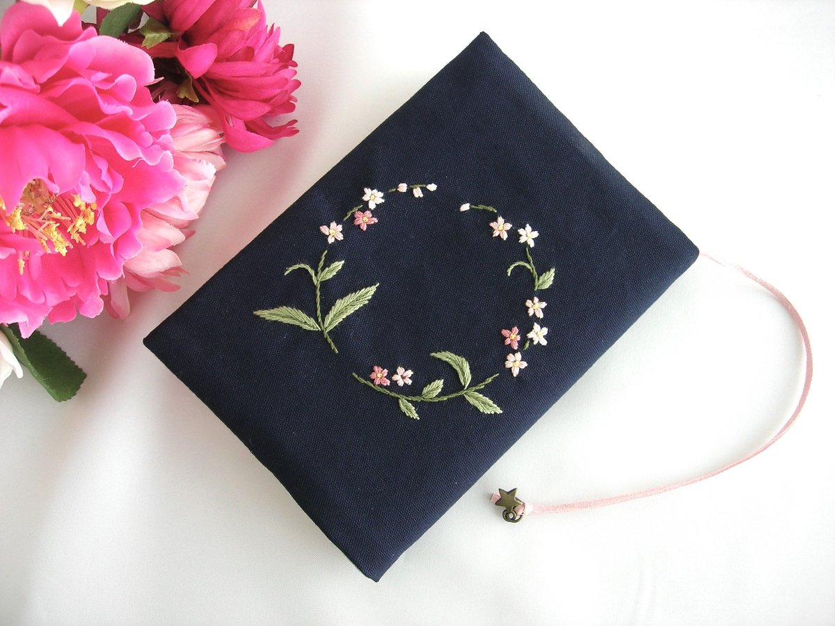 手刺繍忘れな草 控えめお色 文庫本用ブックカバー 私立お子さまやお
