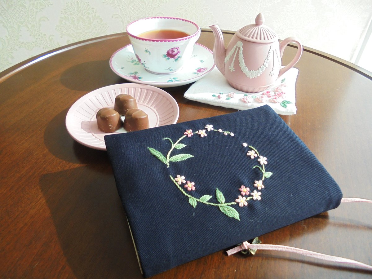 たろうちゃん様オーダー　ハンドメイド　ブックカバー　手刺繍　その他おまとめ 手刺繍のブックカバー『猫と月』【受注生産】 | iichi 日々の