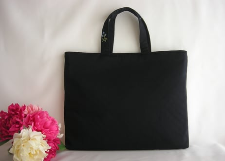 お受験 手刺繍濃紺レッスンバッグ　大人の方にも（パソコンバッグとして）　わすれな草　ピンク