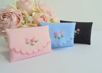 プリンセスティッシュケース　手刺繍ミニポケットティッシュケース　お受験用にも　ピンクと濃紺とブルー　通園通学