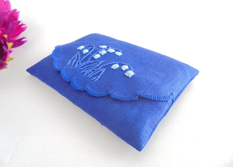 手刺繍 すずらんの ポケットティッシュケース 受験お母さま 就活にも