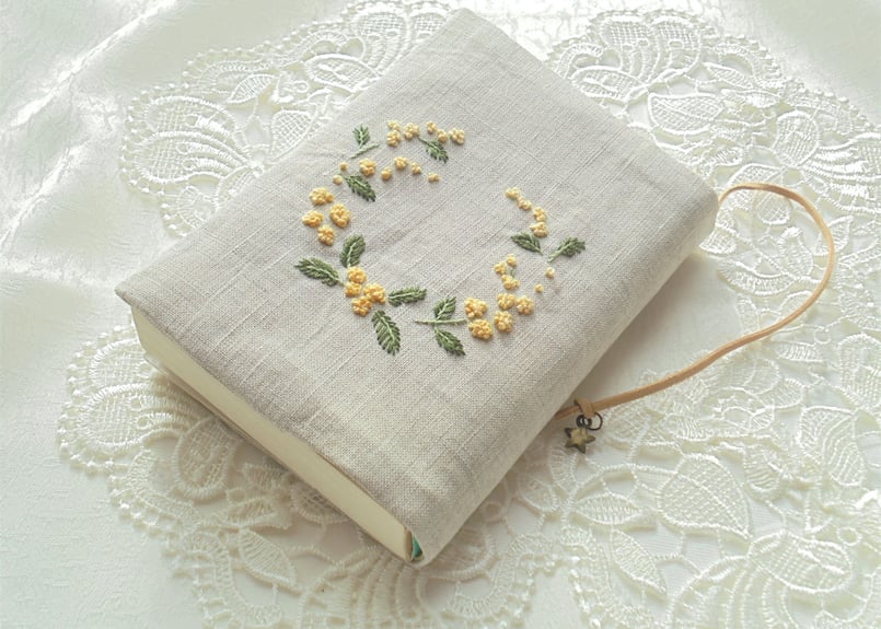 手刺繍 ミモザの花咲く文庫本カバー | マシュマロティーコゼー Floral