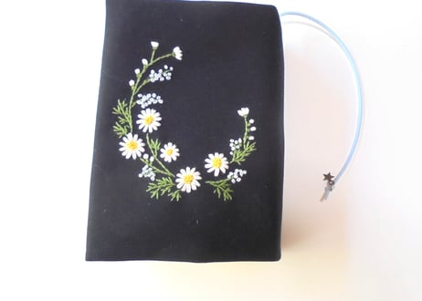 手刺繍　マーガレットの文庫本用ブックカバー　聖書・讃美歌・こどもさんびかにも