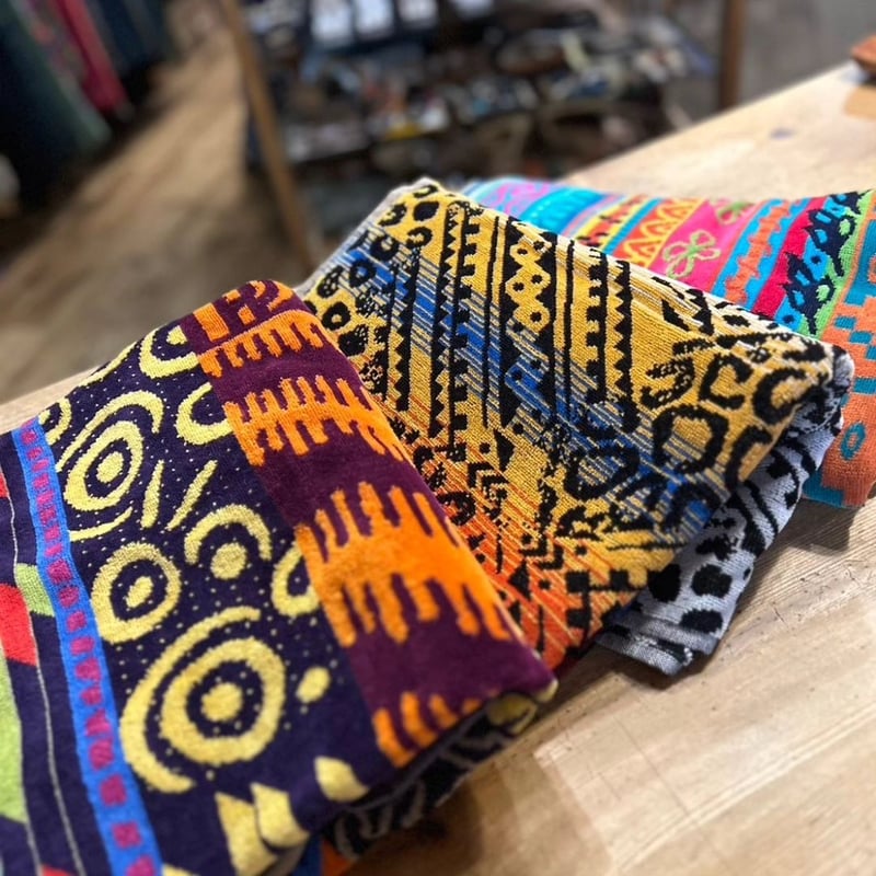 未使用　フェイラー　大判バスタオル　花柄バスタオル 黒と青 Amazon｜タオル ゼブラ柄 青 紫 黒 フェイスタオル 38X78cm 長め