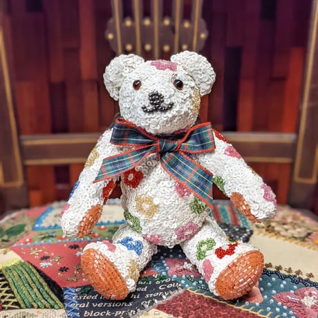 ビーズとスパンコール刺繍のベア　Sサイズ　ハート&フラワー