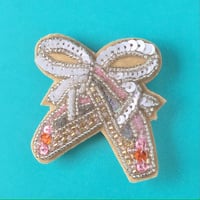 かんたんビーズ刺繍キット　バレエシューズのブローチ