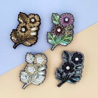 シックな小花のブローチ