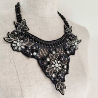 ゴシックカラーのフラワーネックレス