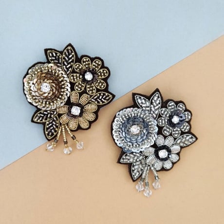 ビーズ刺繍のブローチ花 ゴールド