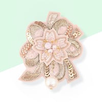 コットンパールが揺れる桜リボンブローチ