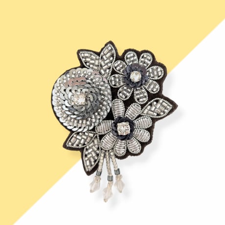 ビーズ刺繍のブローチ花 シルバー