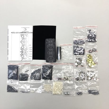 【ビーズ刺繍キット】ビジューとパールの幾何学柄ラリエット