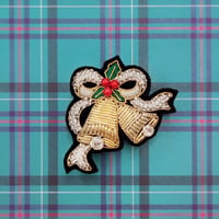 クリスマスベルのブローチ
