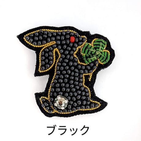 うさぎとクローバーのブローチ
