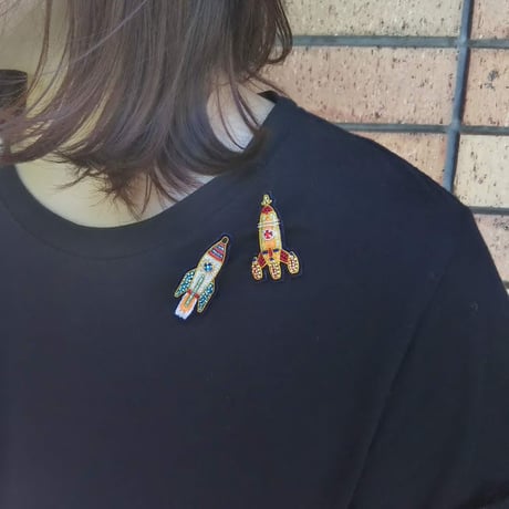 ロケットのブローチ