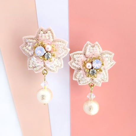 コットンパールが揺れる桜イヤリング