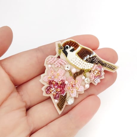 すずめと桜のブローチ