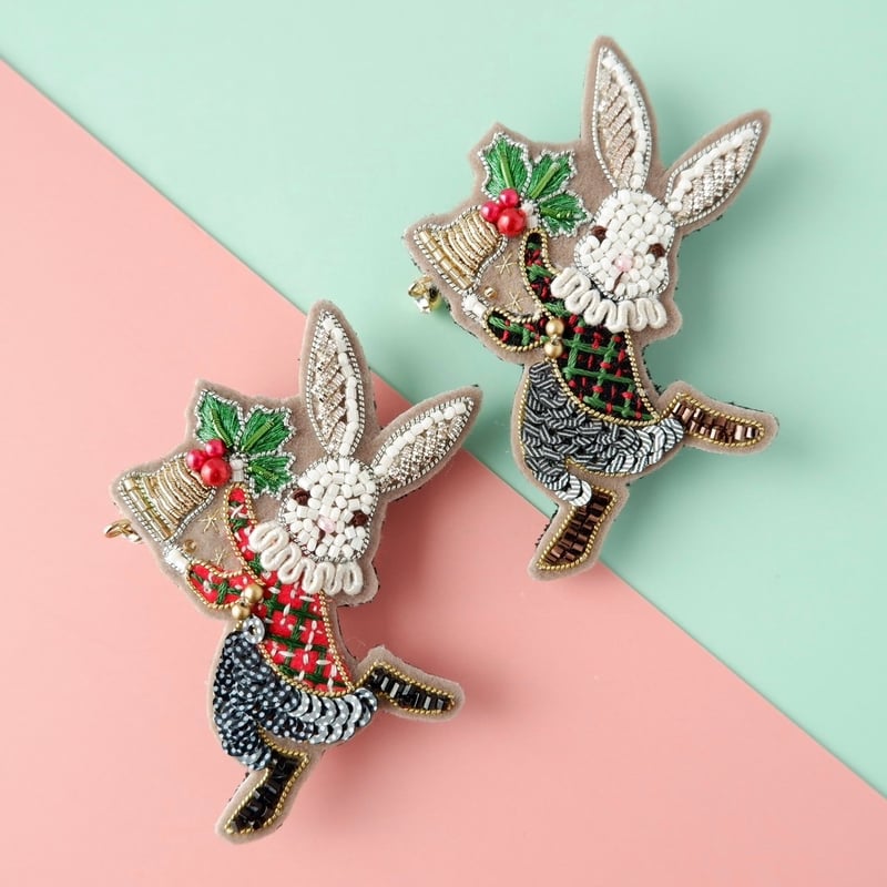 クリスマスベルとうさぎのブローチ | tilia