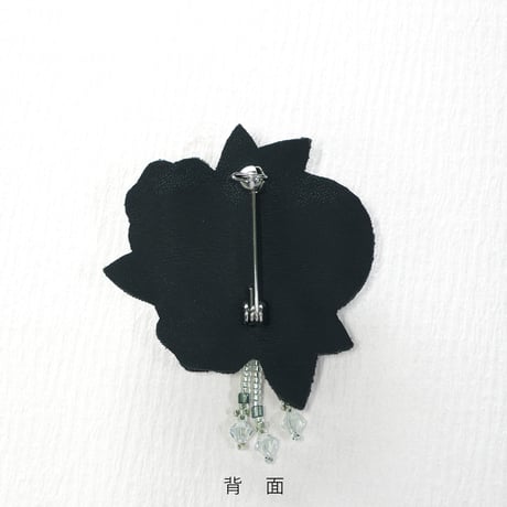 ビーズ刺繍のブローチ花 ゴールド