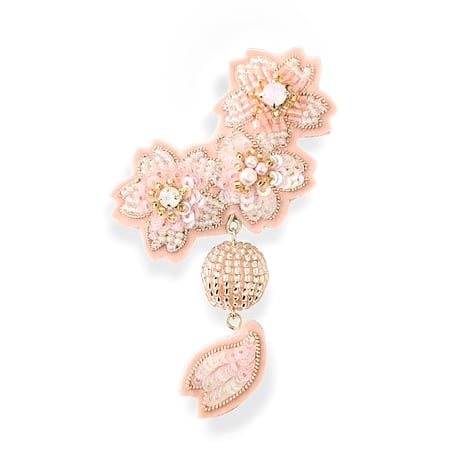 花びらが揺れる桜ブローチ