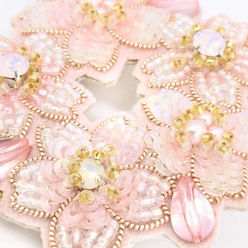 ブローチ　おまとめ 桜の花 刺繍ブローチ | iichi 日々の暮らしを心地よくする