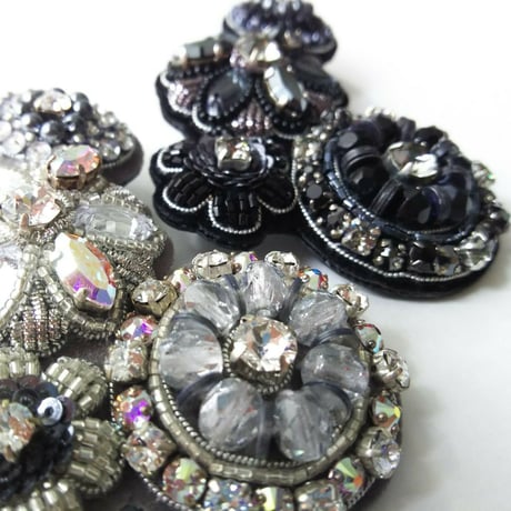 クリスタルガラスのジュエルフラワーブローチ