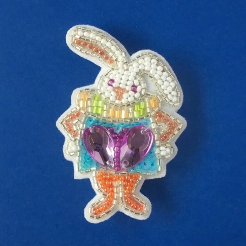 不思議の国のアリスのうさぎのブローチ かんたんビーズ刺繍キット 不思議の国のアリス うさぎのブローチ | tilia
