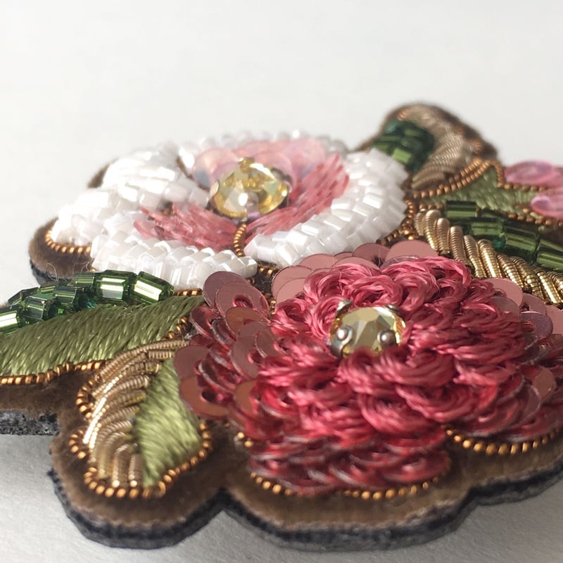 ビーズ刺繍のフラワーブローチ | tilia
