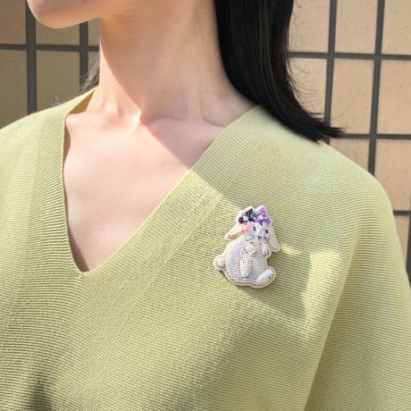 花飾りのうさぎブローチ