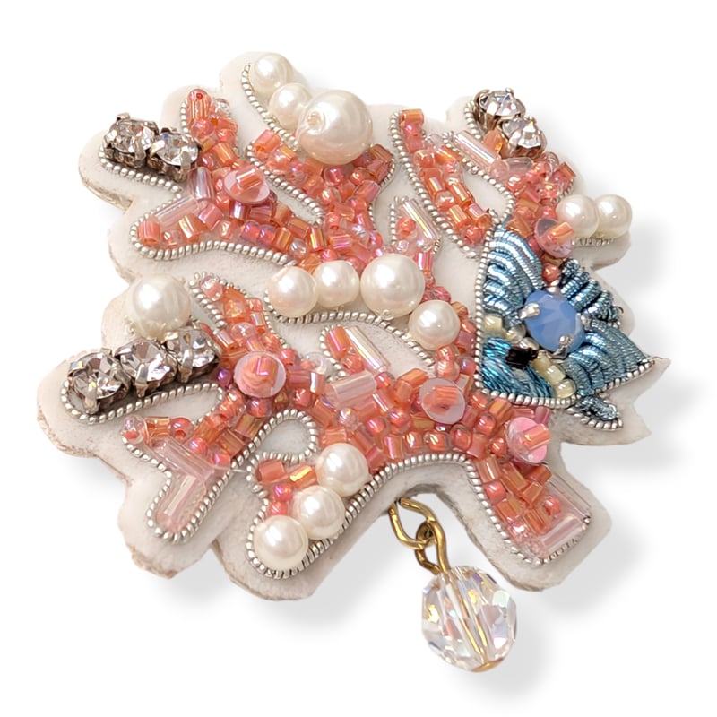 クリスタルガラスが揺れるサンゴブローチ | tilia